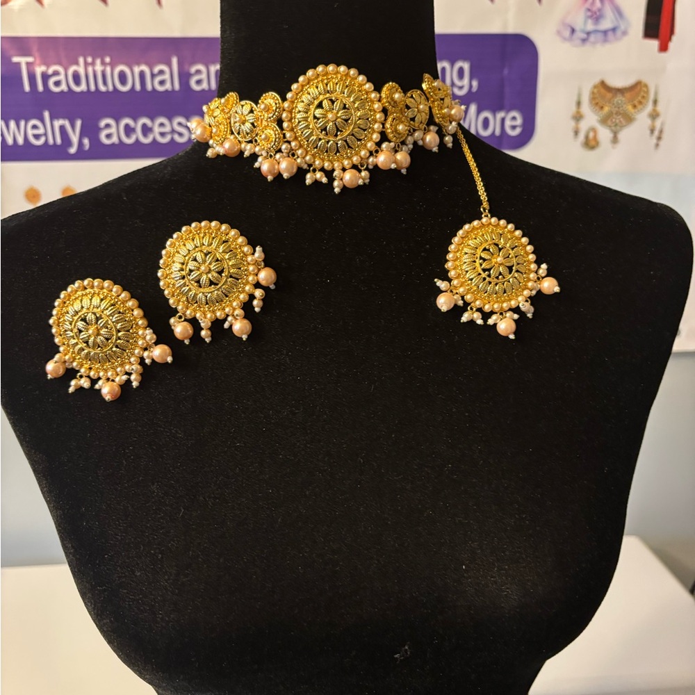 Indian Elegant Gold and Pearl Jewelry Set